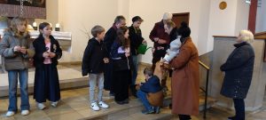 Viele Kinder beim GOTTESDIENSTanders mit Prädikantin Heidi Harrer
